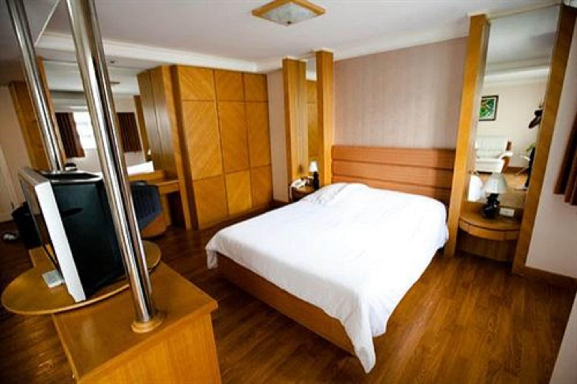 Roseate Ratchada Aparthotel Bangkok Exterior photo