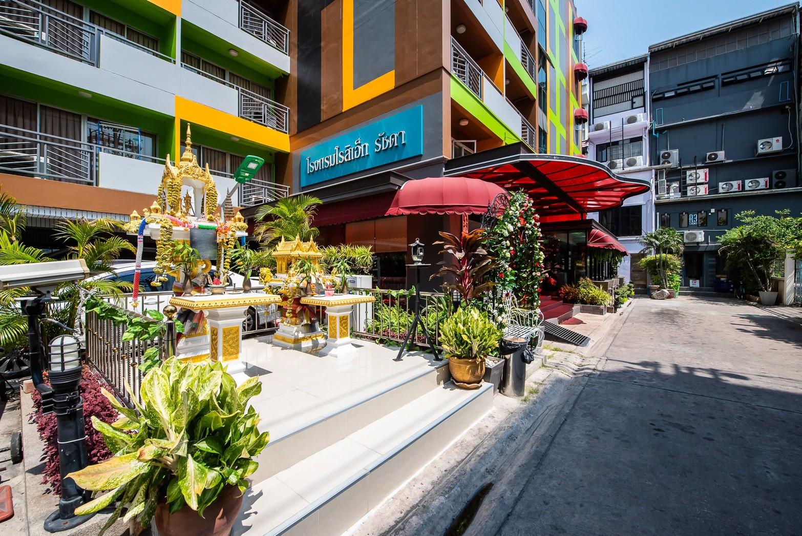 Roseate Ratchada Aparthotel Bangkok Exterior photo