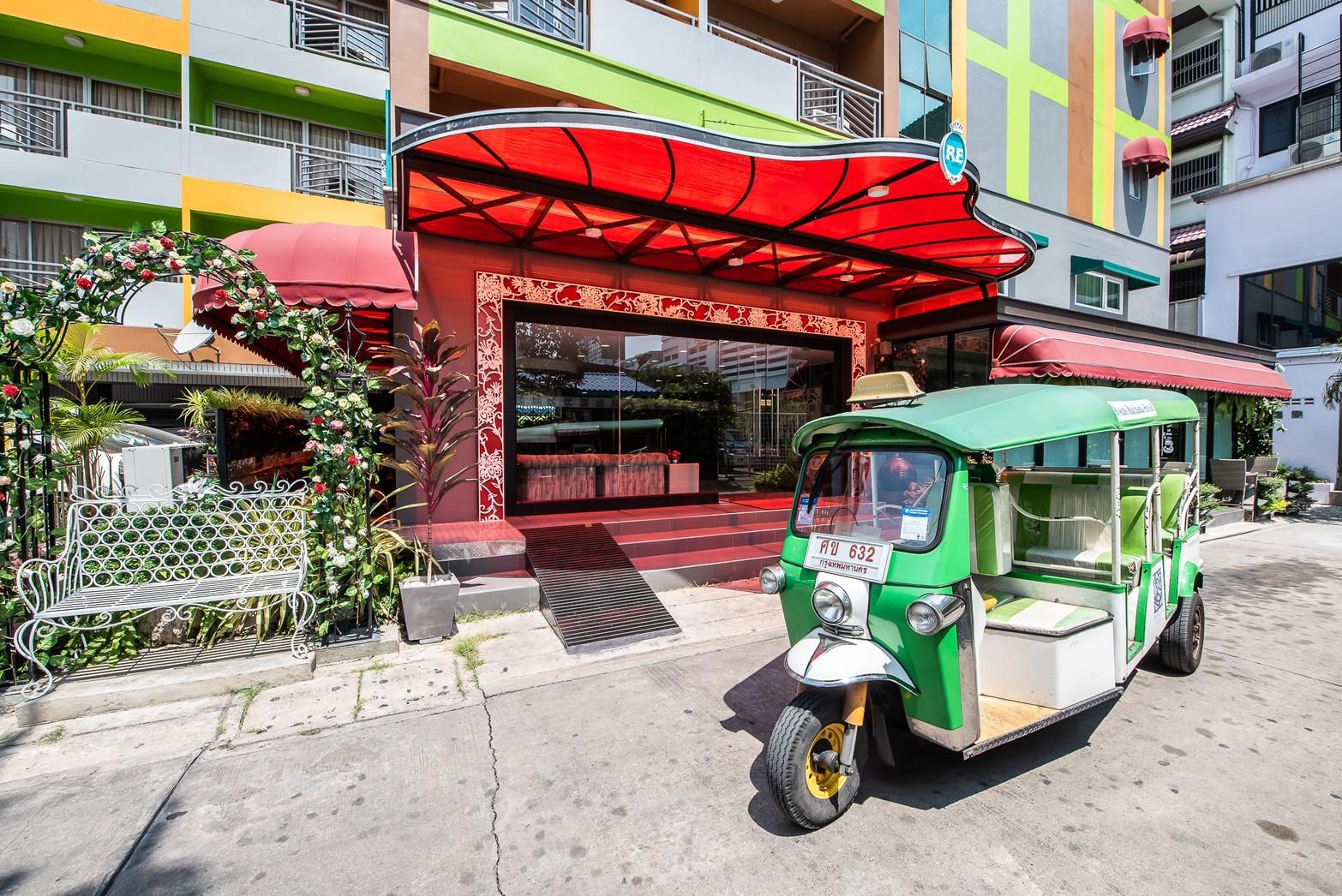 Roseate Ratchada Aparthotel Bangkok Exterior photo