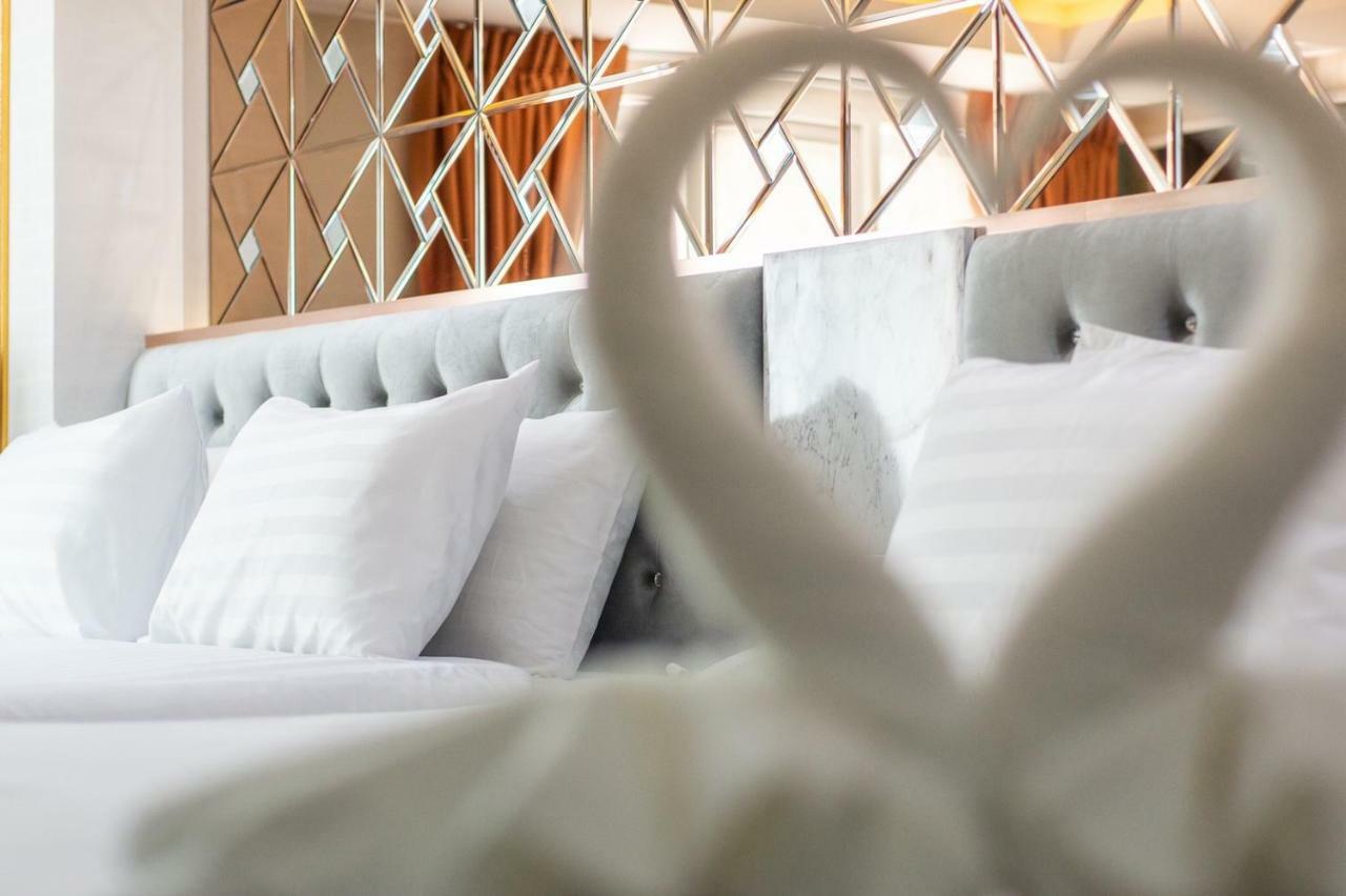 Roseate Ratchada Aparthotel Bangkok Exterior photo