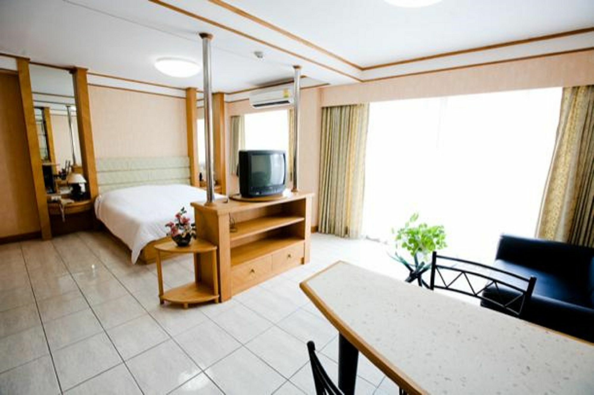 Roseate Ratchada Aparthotel Bangkok Exterior photo