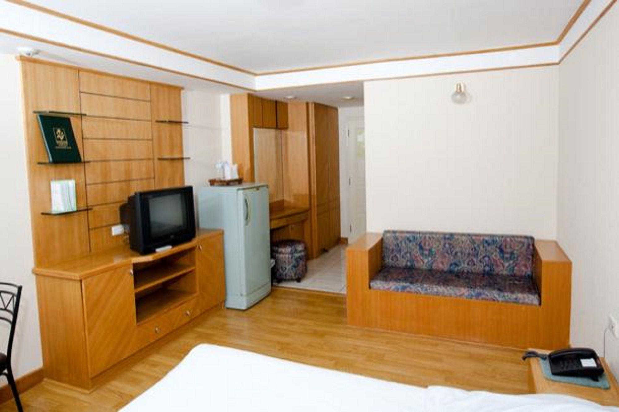 Roseate Ratchada Aparthotel Bangkok Exterior photo